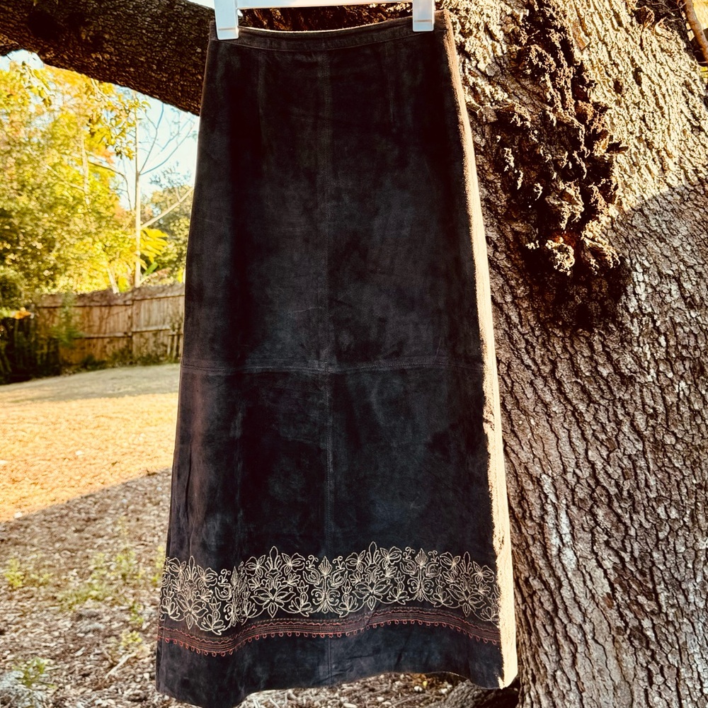 Vtg 100%Suede Brown embroidered Boho maxi skirt with back slit.Size 4